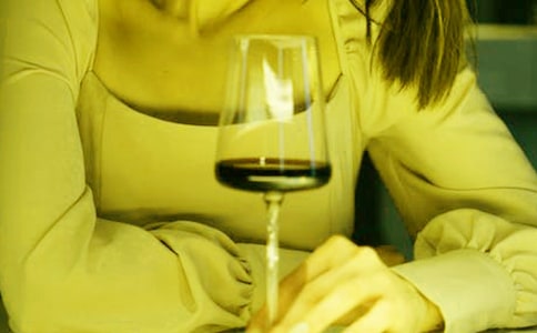 ����Ů���ѵ�Ԓ������ʢ�M�˾ƵľƱ�