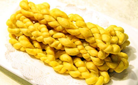 那個(gè)扎著麻花辮的小妮美文