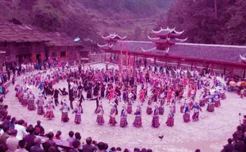 大班上學期社會教案《少數(shù)民族》