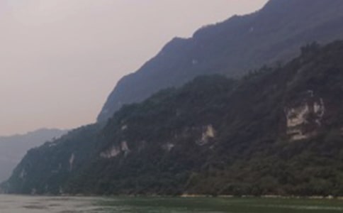 ���Е���С���{����